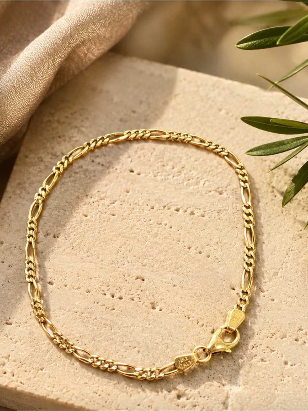 14k ITALIAN GOLD FIGARO CHAIN LINK BRACELET 7” 
Dainty Minimalist Classic Chic